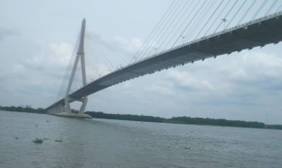 Chay xe ra giua cau Can Tho roi lao xuong song tu van hinh anh