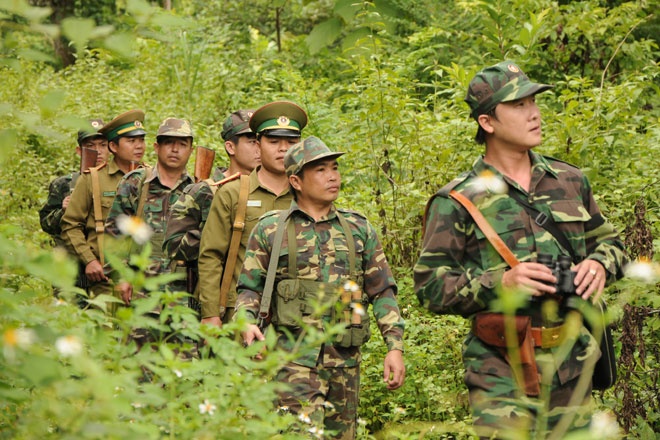 Cán bộ, chiến sĩ Đồn Biên phòng cửa khẩu quốc tế Na Mèo cùng với lực lượng bảo vệ biên giới của nước bạn (Lào) tuần tra song phương.