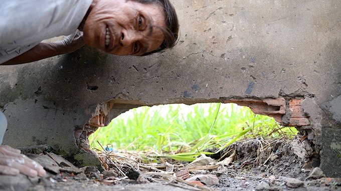 Tuong rao san bay Tan Son Nhat bi duc khoet nhieu lo hinh anh
