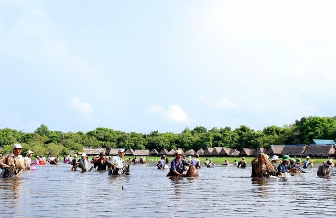 Lễ hội “Phá Trằm” sẽ diễn ra từ sáng sớm cho đến tối, các loại cá đánh bắt được có thể đem bán hoặc làm thức ăn.