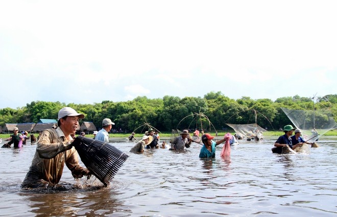 Hàng trăm người dân ở khắp nơi đổ về Trằm Trà Lộc để tham gia lễ hội “Phá Trằm”.
