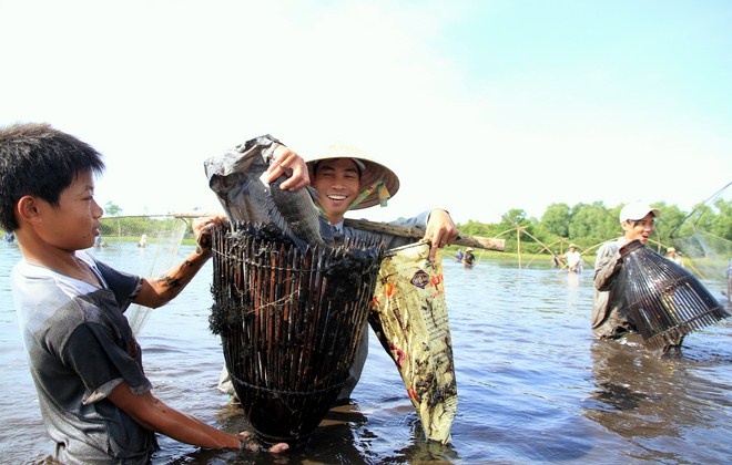 Hang tram nguoi reo ho nhay xuong ho bat ca hinh anh