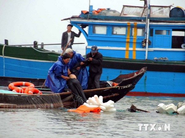 Vu chim tau 3.000 tan: Cuu duoc thuyen vien cuoi cung hinh anh