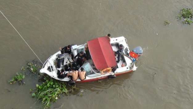 Canô của cơ quan chức năng đang tìm kiếm sinh viên nhảy cầu