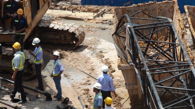 Chân cần cẩu gãy tại công trình