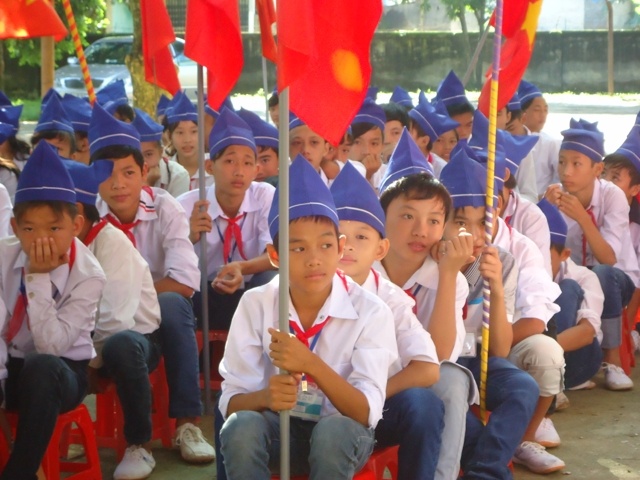 Các em học sinh của trường vẫn đón khai giảng bình thường sau sự việc - ảnh VAAC