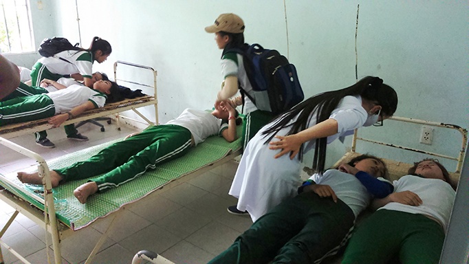 Hoc the duc, 9 nu sinh vien bi ngat xiu, gao khoc hinh anh