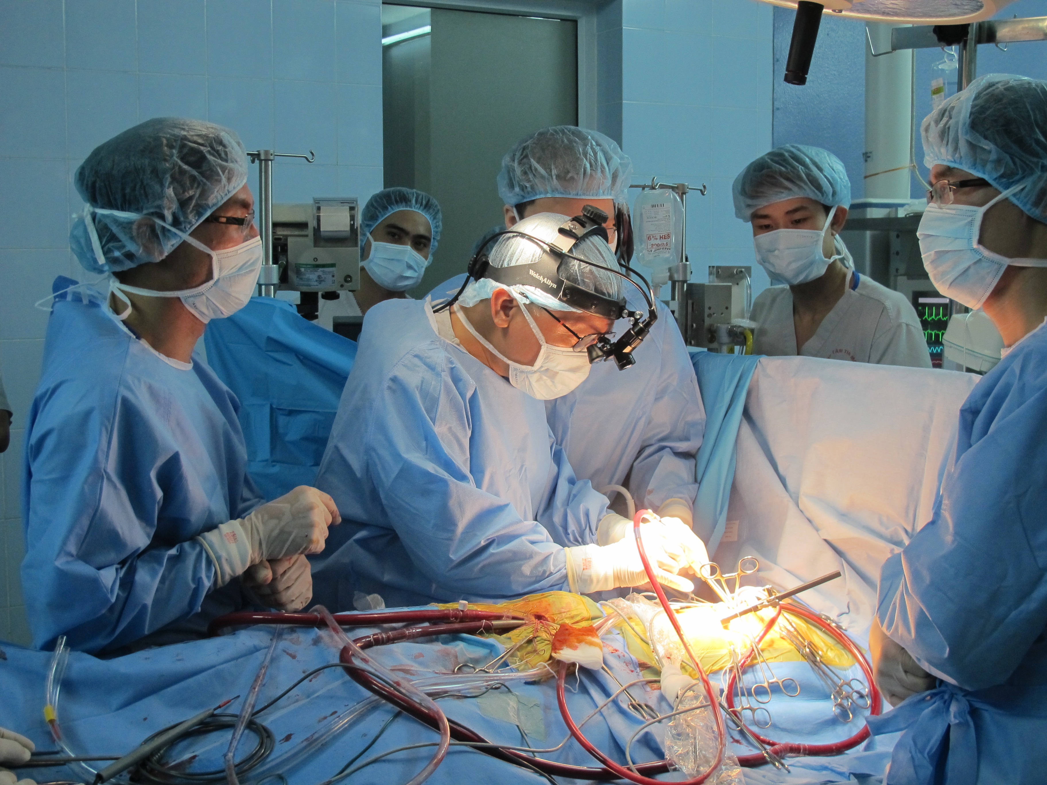 Viet Nam lan dau tien phau thuat tim va lo thong lien that hinh anh