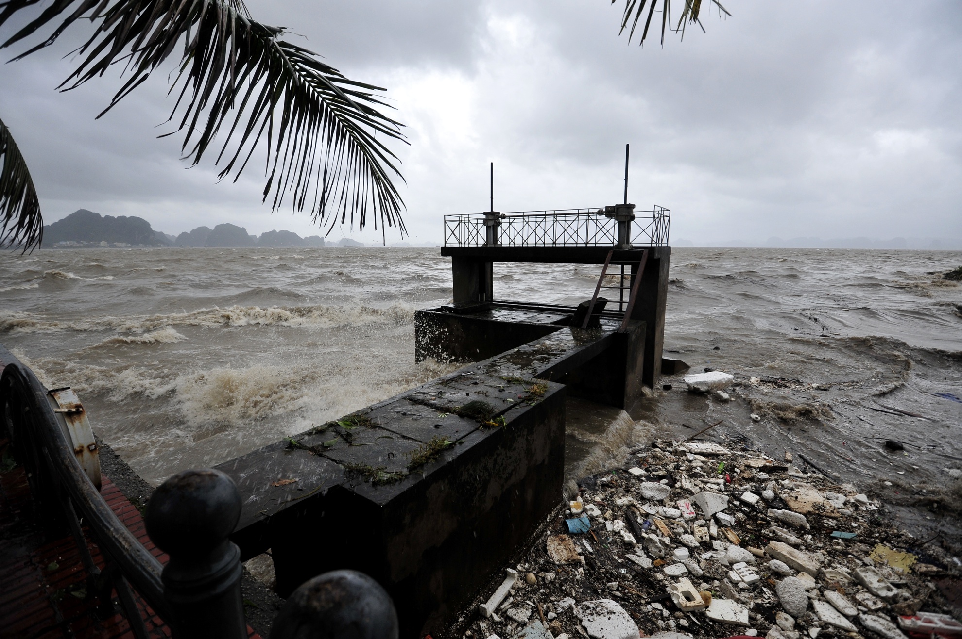 Nước biển đục ngàu cuốn rác về sát bờ phía bãi tắm Thanh Niên.