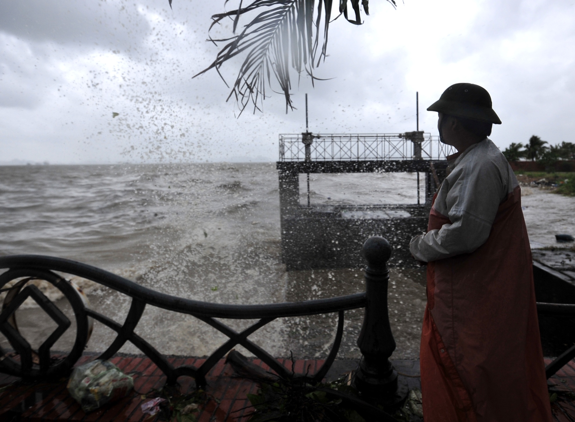 Hàng rào tôn rào chắn khu vực chuẩn bị xây cáp treo tại cửa vào bãi tắm thanh niên đoor ngả ra ngã tư bưu điện.