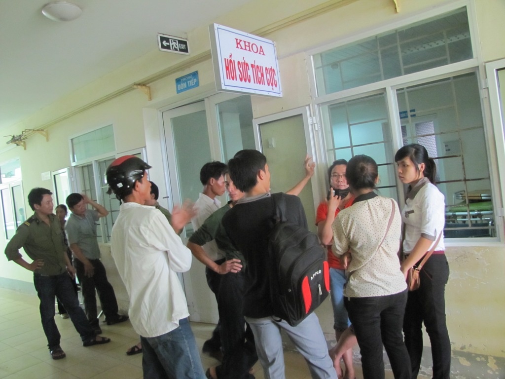 Bac si bi danh vo xuong mat khi dang cap cuu benh nhan hinh anh