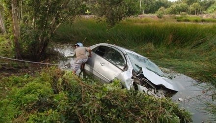 Truy tim tai xe co y khong cuu gia dinh bac si tu nan hinh anh