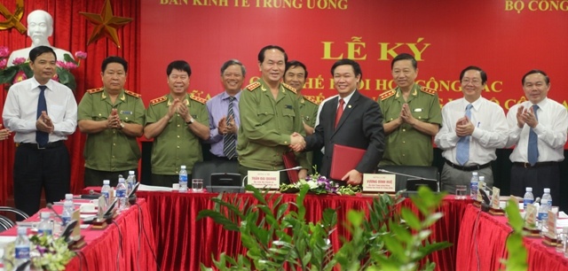 Ban Kinh te trung uong ky quy che phoi hop voi Bo Cong An hinh anh