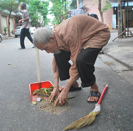 Cu gan 100 tuoi 50 nam can man quet duong hinh anh