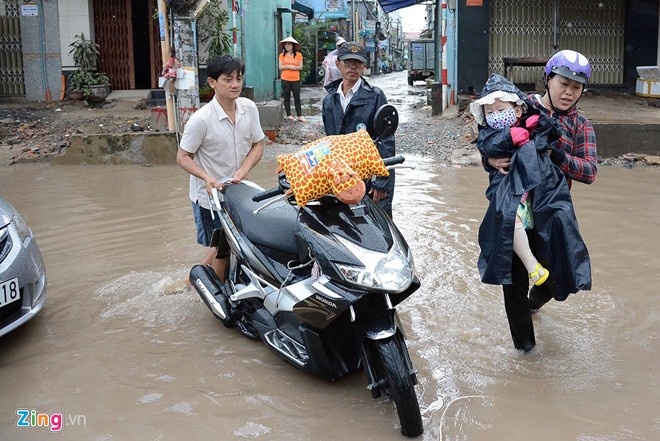 Trong khi miền Băc oi nóng thì Nam Bộ vẫn chịu cảnh mưa ngập. Ảnh: Võ Minh Thanh.