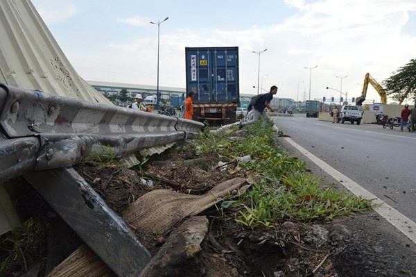 Tai xe buon ngu, xe dau keo tong sap hang chuc met hang rao hinh anh