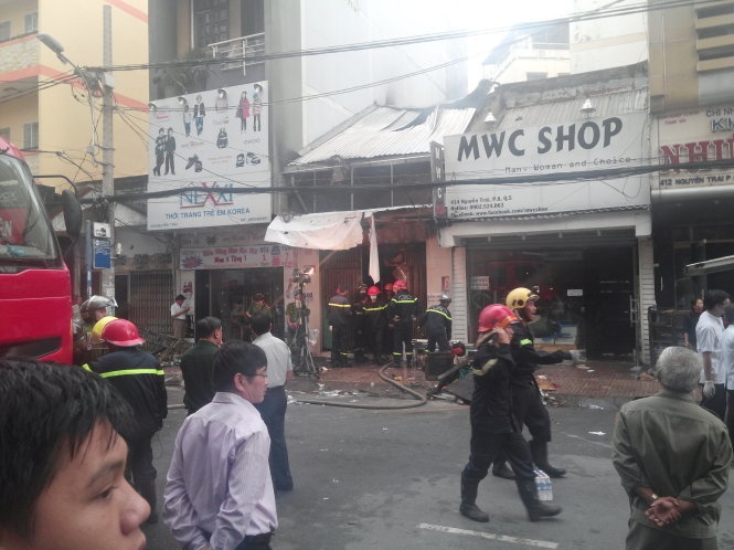 Vu 7 nguoi chet chay: Do xe may phat hoa chay lan hinh anh