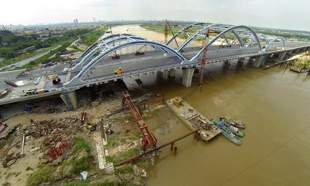 Phan luong phuong tien qua cau Dong Tru va duong 5 keo dai hinh anh