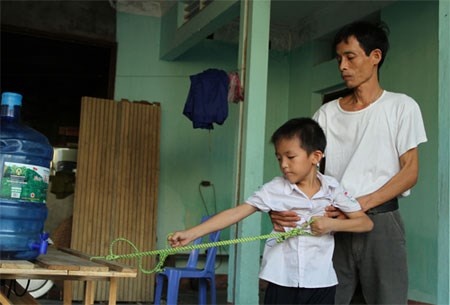 Cau be mac benh la, hai tay cu dong nhu mot hinh anh
