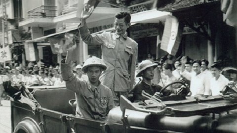 Chu tich thanh pho viet thu xin cho 2 con nhap ngu hinh anh