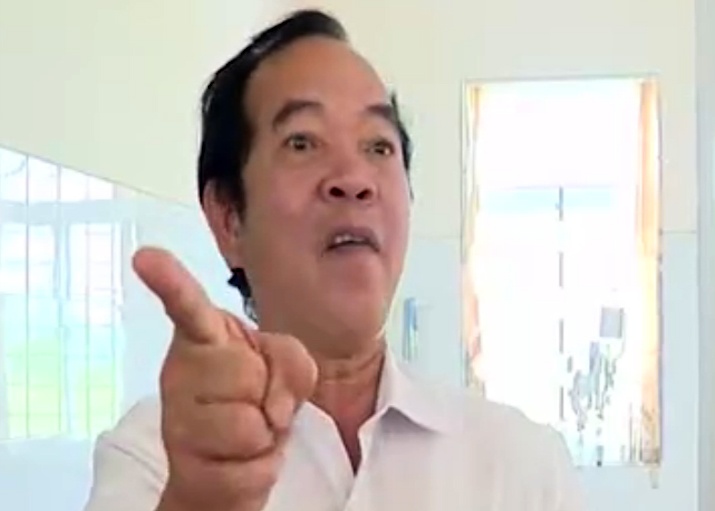 Giam doc benh vien sac hoi men quat thao, duoi nguoi hinh anh