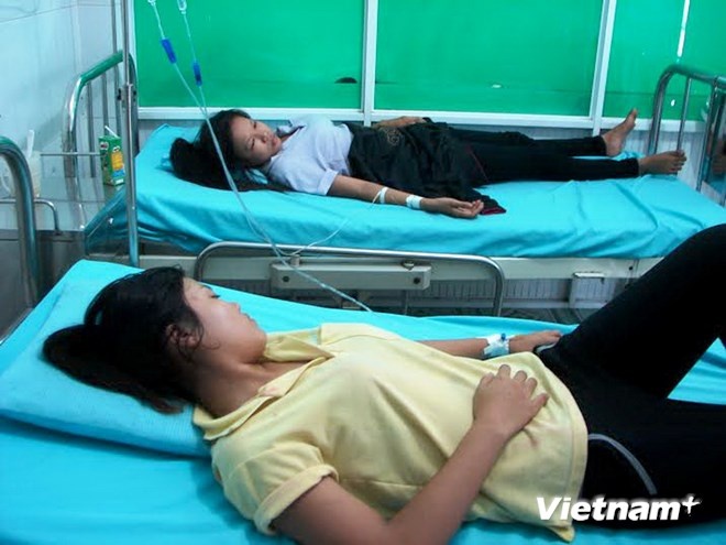 Gan 100 cong nhan cap cuu trong tinh trang co cung hinh anh