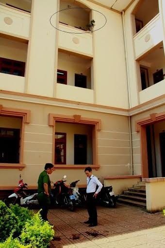 Vị trí nạn nhân Mẫn nhảy xuống (vòng tròn) sân cao hơn 9m