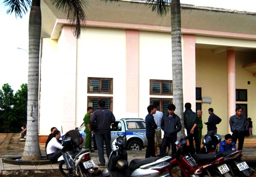 Cơ quan chức năng và người nhà chứng kiến việc khám nghiệm tử thi nạn nhân Mẫn