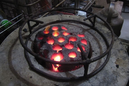 Do xang gan bep than, vo chong va con gai bong nang hinh anh