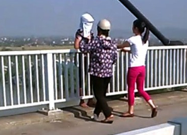 Nu canh sat hoa trang giai cuu phu nu dinh nhay cau tu tu hinh anh