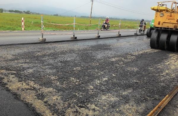 Bo truong Thang xu ly don vi tham nhua duong duoi mua hinh anh