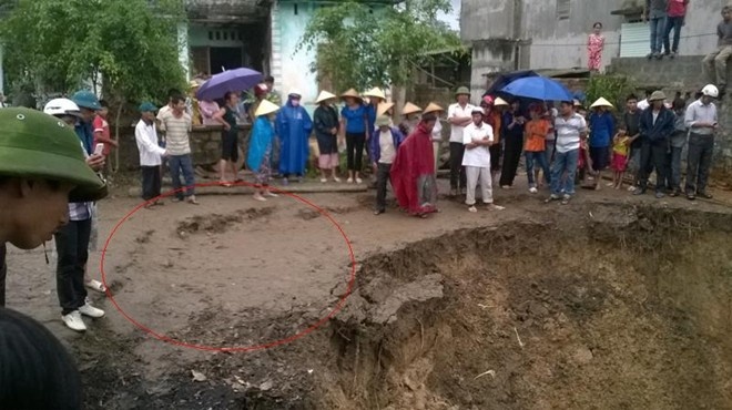 Người dân tuyệt đối không vì hiếu kỳ mà đứng cạnh mép hố tử thần - ảnh Duy Cảnh