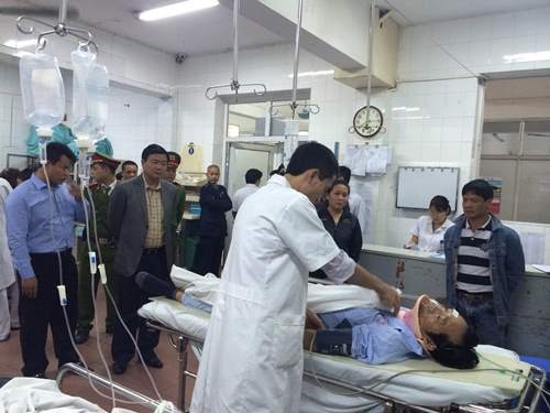 Bộ trưởng Đinh La Thăng cùng đoàn công tác của Bộ GTVT đưa nạn nhân Nguyễn Trọng Phong tới điều trị tại Bệnh viện Việt Đức 