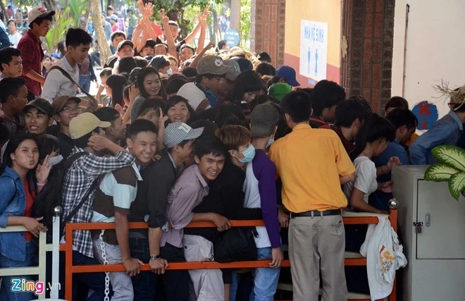 Hàng ngàn người đổ về khu du lịch Đại Nam những ngày qua.