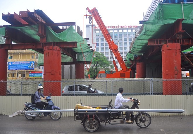 Chiếc cẩu nâng lồng sắt thi công tại nhà ga Thanh Xuân III nâng cao quá mức dẫn đến va chạm làm 3 trong 8 thanh thép vỡ mối hàn văng xuống trúng người. Ảnh: Hoàn Nguyễn