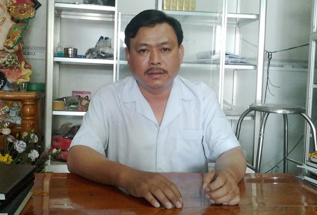 Ông Nguyễn Phú Lâm, Chủ tịch Hội Đông y huyện Mang Thít trao đổi với PV về căn bệnh của bà Huệ.