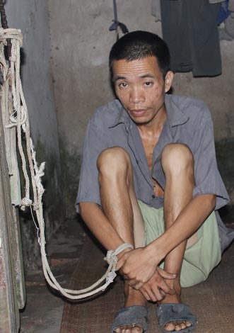 Me gia 'nhot' con tam than canh chuong ga hinh anh