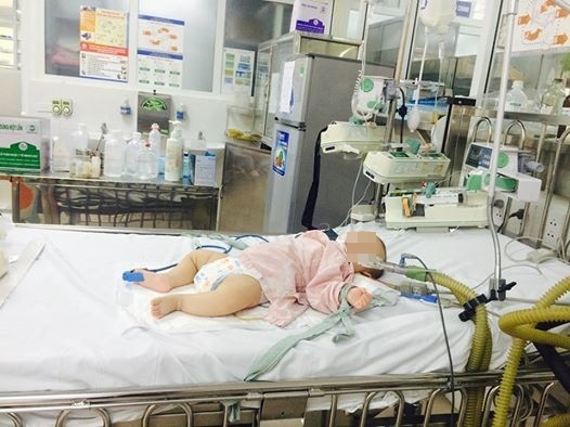Bé Trần Nguyễn Vũ hiện vẫn đang được điều trị tại khoa Hồi sức cấp cứu