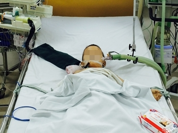 Nghich bat lua be trai bi ngo doc khi, hon me sau hinh anh