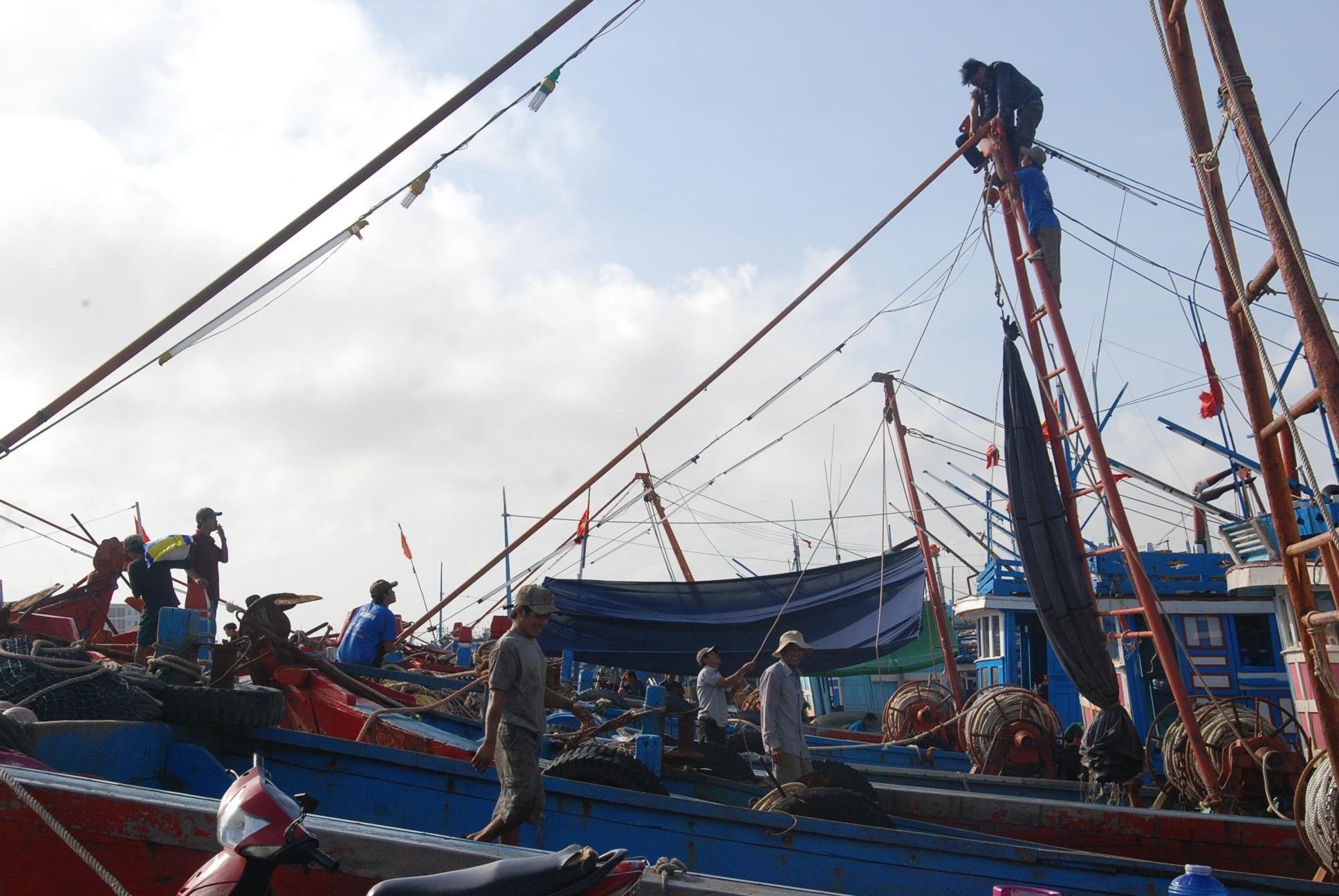 Bao Hagupit sap quet qua quan dao Truong Sa hinh anh