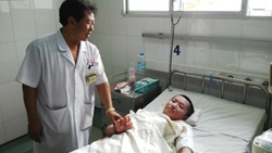 Dieu tri bang thuoc tu mua, be gai 14 tuoi suyt mat mang hinh anh