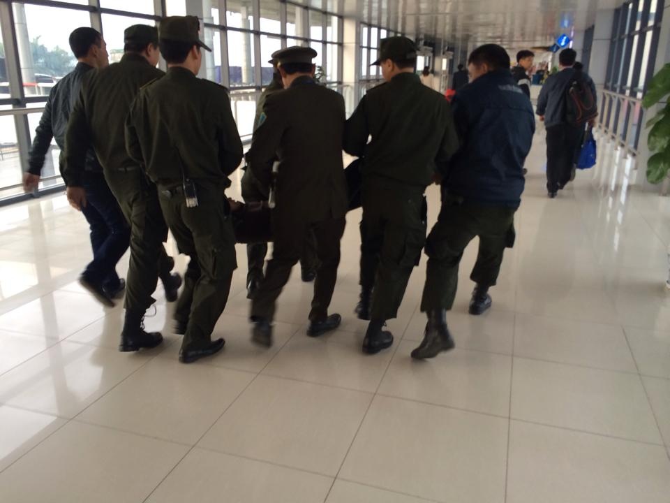 Lực lương an ninh huy động gần chục người để 