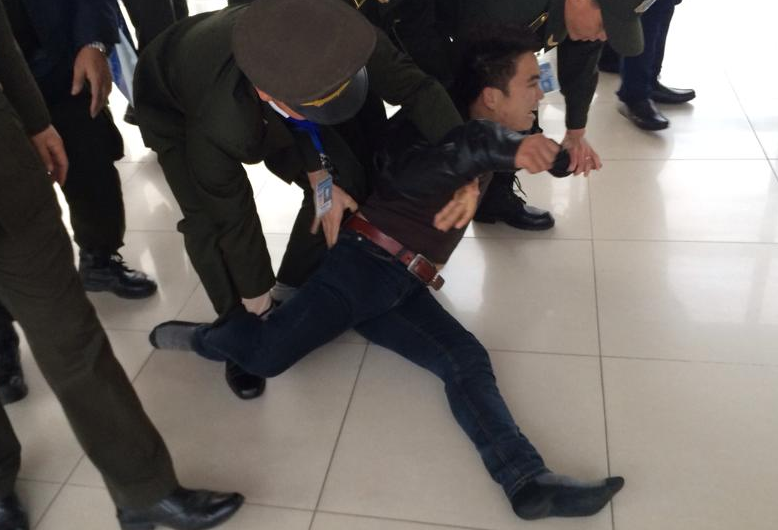 Nam thanh nien gay nao loan san bay Noi Bai hinh anh