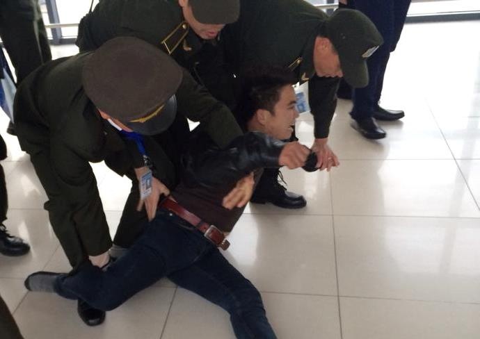 Các nhân chứng cho hay, lúc xảy ra sự việc thanh niên này gào thét rất to - ảnh: Autofun