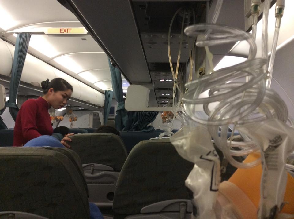 Hình ảnh mặt nạ dưỡng khí bung ra do hành khách trên chuyến bay chia sẻ trên Facebook. Ảnh: Nguyễn Cảnh Hải.