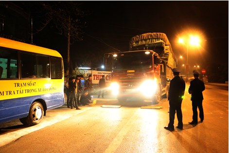 Bat 13 xe 'sieu qua tai' trong mot dem hinh anh