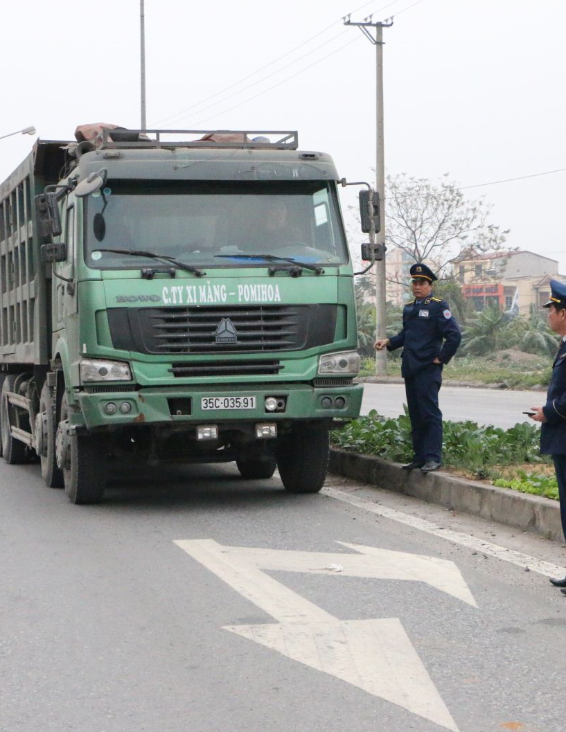 Chiếc xe tải của Doanh nghiệp Nam Phong chở quá tải vượt gần 3 lần cho phép