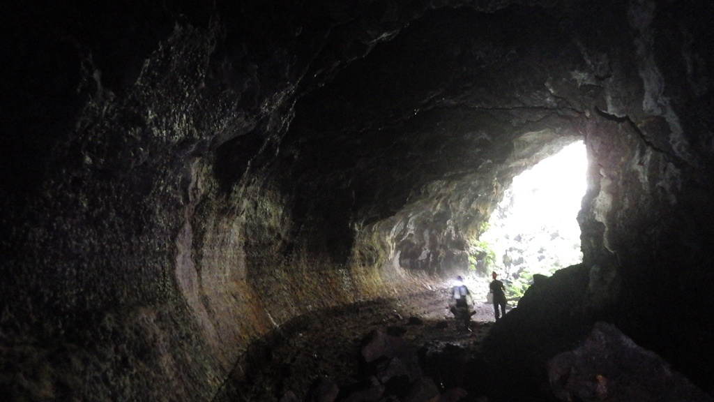 Dâu vết về mức dòng dung nham còn lưu lại trên thành hang C7