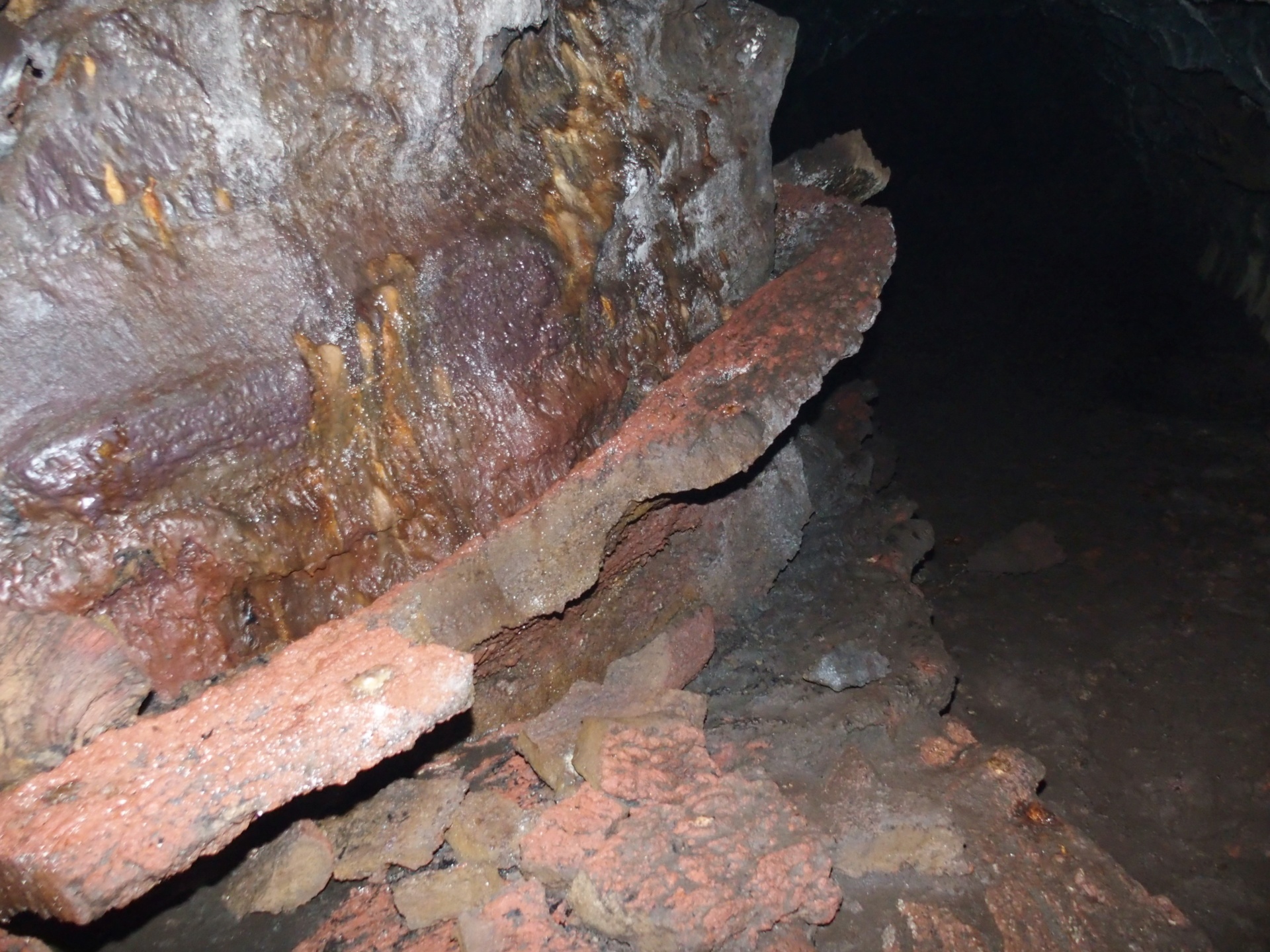 Dung nham với nhiệt độ cao tạo nên đường cong có hình dạng chiếc bàn