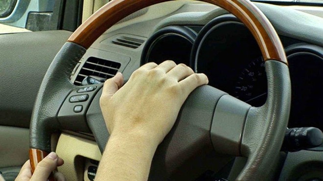 Nguoi tay dai, tay ngan khong duoc lai xe hinh anh